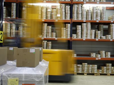 Pavimenti in resina per industria e logistica, con segnaletica orizzontale per movimentazione merci