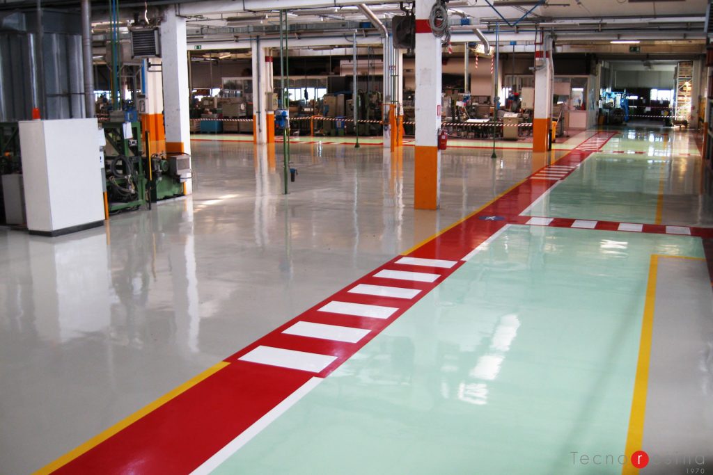 Pavimento in resina con segnaletica a pavimento per la movimentazione delle merci per Ariston