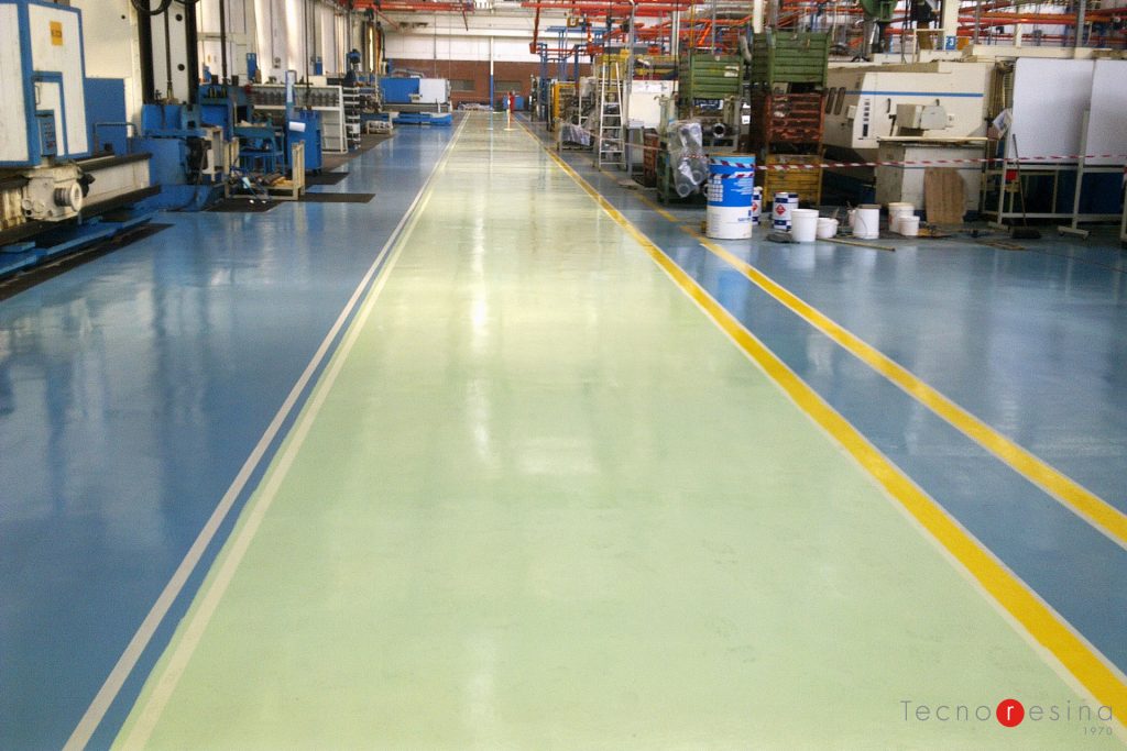 Pavimento in resina industriale con segnaletica orizzontale a pavimento per l'azienda Caterpillar