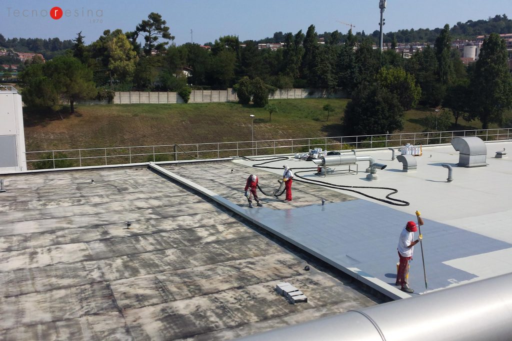 Lavori in corso per l'impermeabilizzazione in resina di una copertura calpestabile