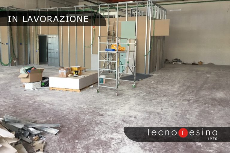 Rivestimento in resina del pavimento di un'azienda alimentare in lavorazione