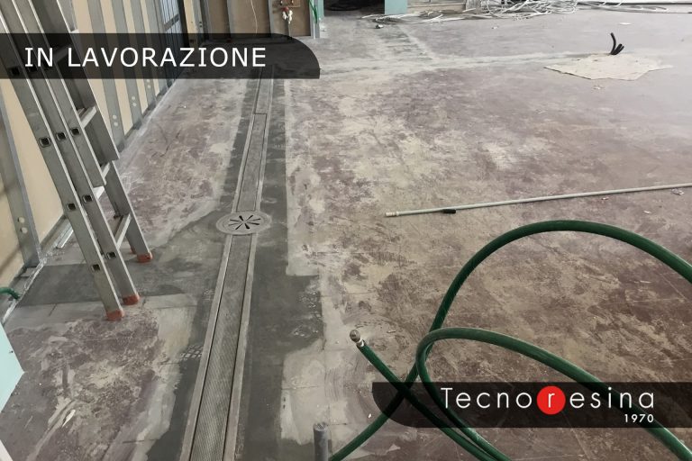 Lavorazione rivestimento in resina del pavimento di un'azienda alimentare